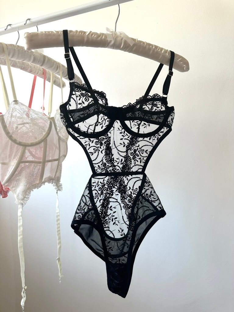 Peony Siyah Bodysuit.