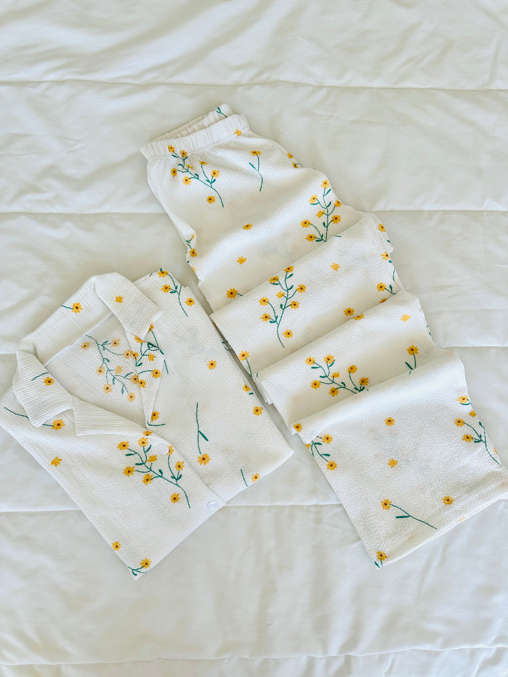 Beyaz Çiçekli Bürümcük Pijama Takımı