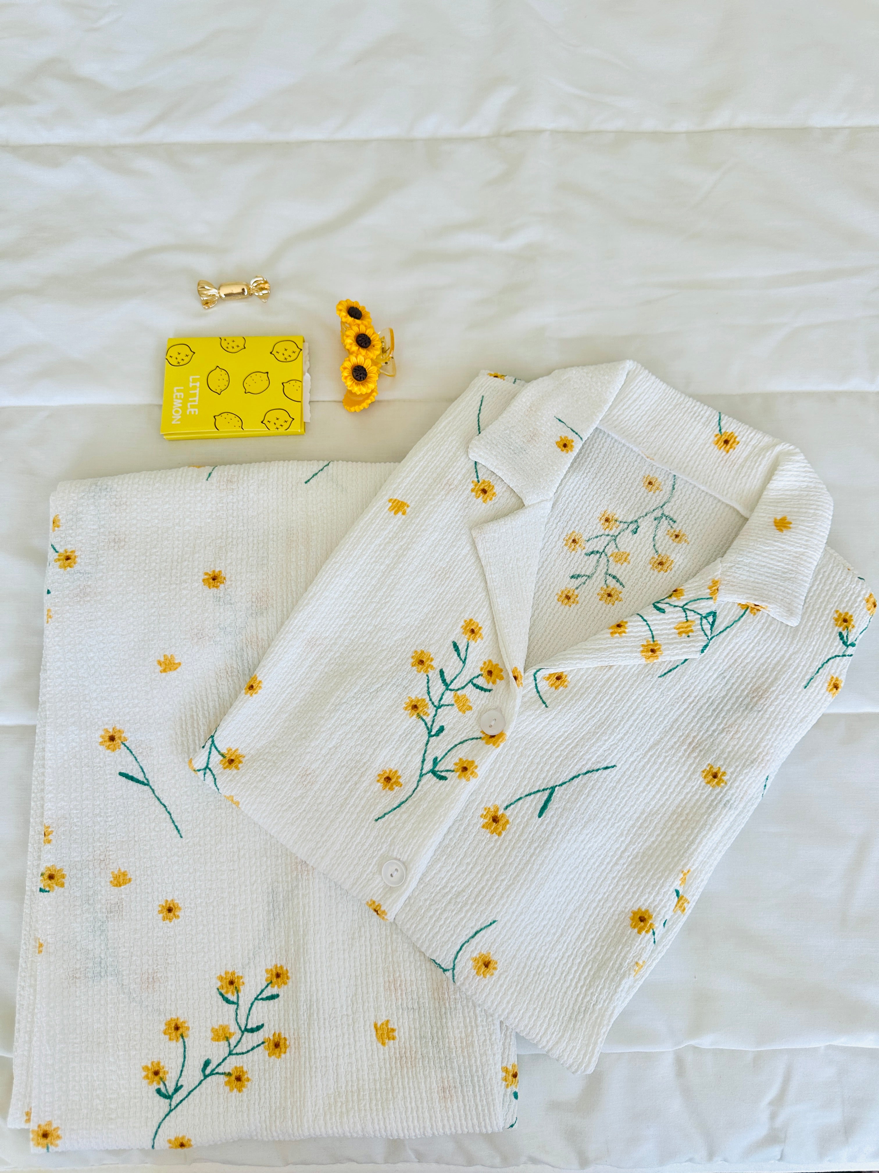 Beyaz Çiçekli Bürümcük Pijama Takımı