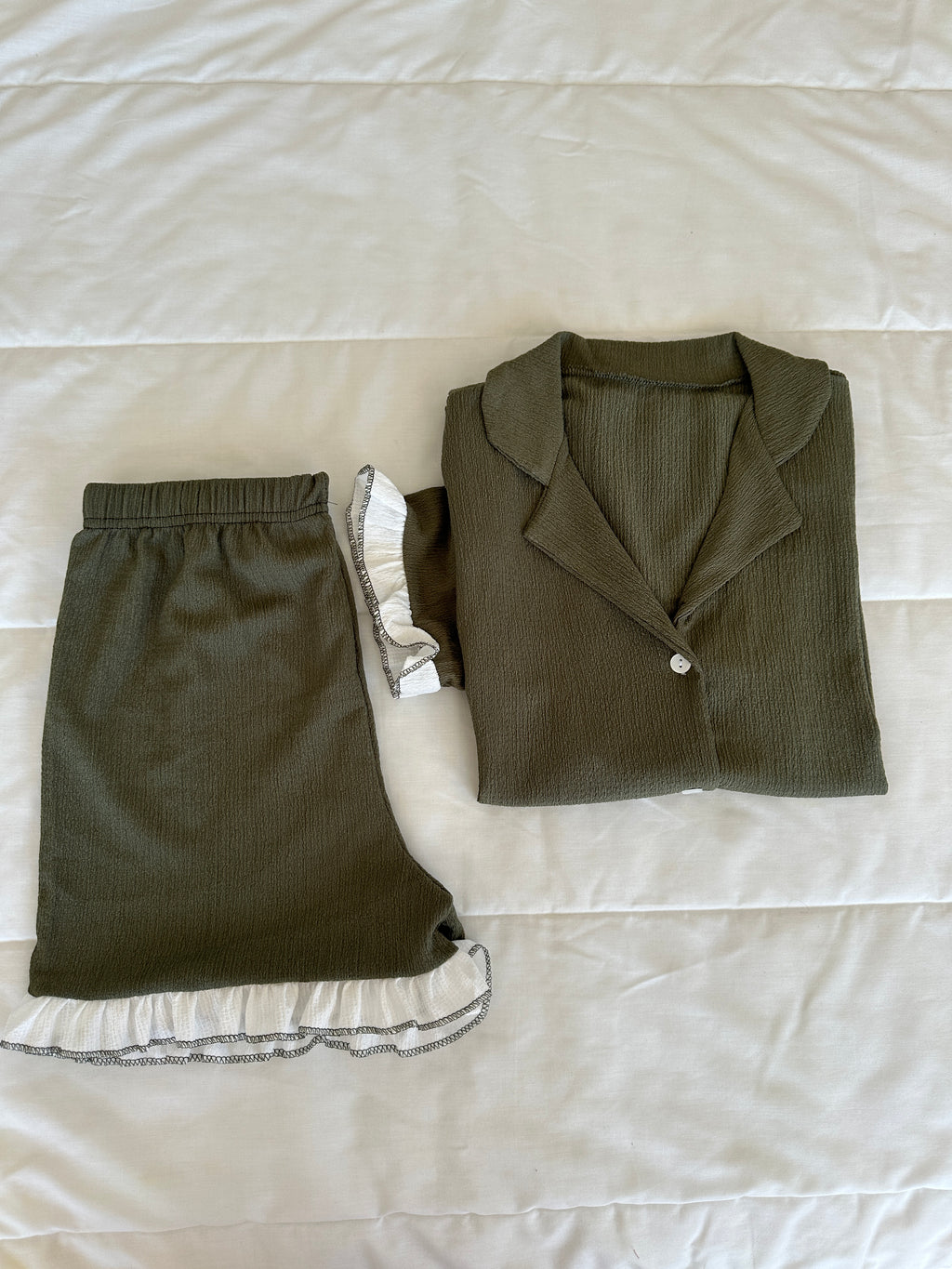 Koyu Yeşil Fırfır Detaylı Şortlu Pijama Takımı