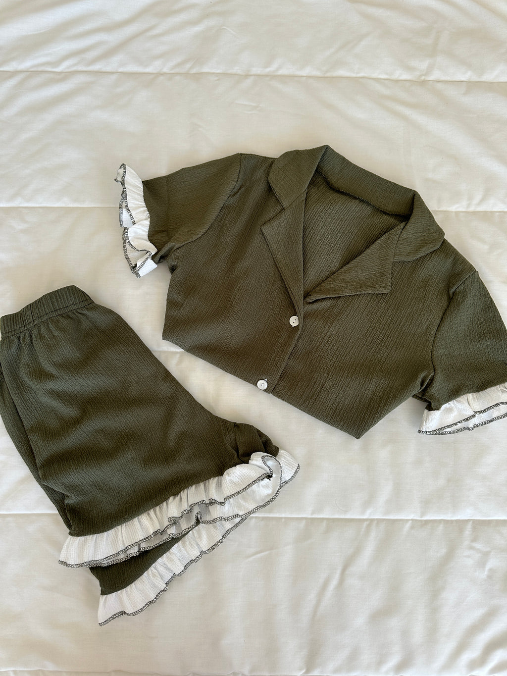 Koyu Yeşil Fırfır Detaylı Şortlu Pijama Takımı